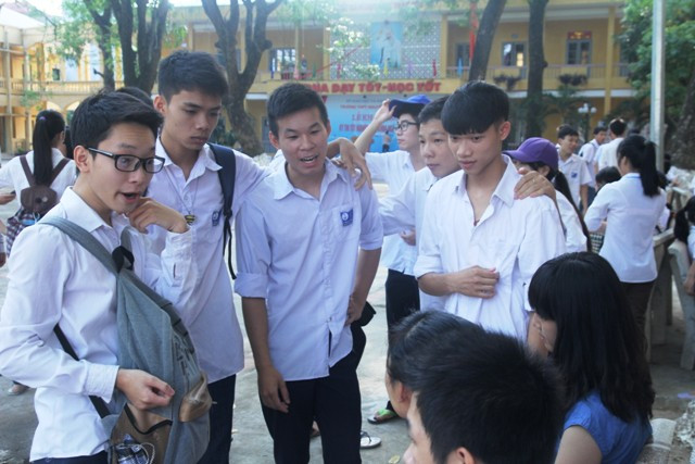 Thí sinh tập trung sớm chuẩn bị làm bài môn Địa lí tại Trường THPT Minh Khai. Ảnh XT Thí sinh tập trung sớm chuẩn bị làm bài môn Địa lí tại Trường THPT Minh Khai. Ảnh XT