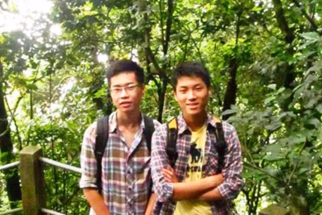 Nguyễn Tuấn Minh (đeo kính) trong một lần đi dã ngoại cùng lớp.