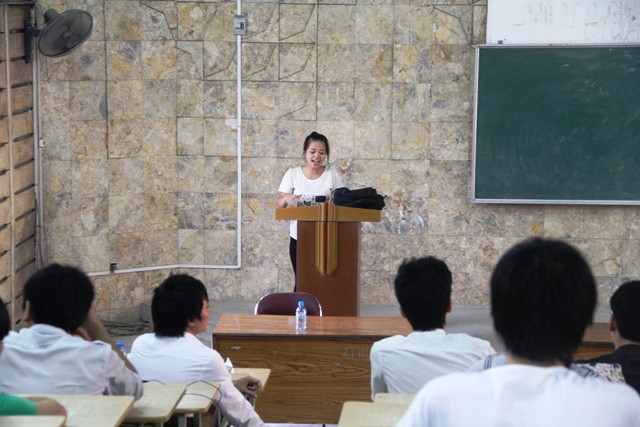 Lớp học ôn có sự tham gia giảng bài của một số thủ khoa khác. Ảnh Diện Hứa