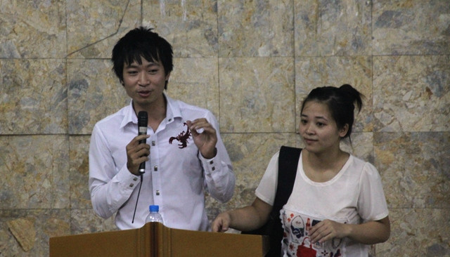 Hoàng Xuân Hòa đang lên lớp trong một tiết ôn bài. Ảnh Diện Hứa