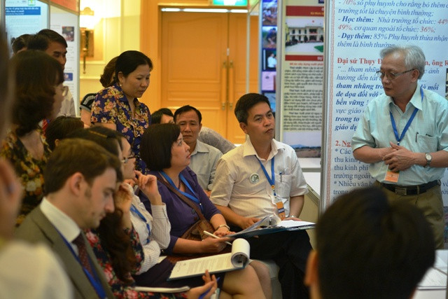 TS. Nguyễn Tùng Lâm trình bày Đề án chống tiêu cực trong giáo dục với các vị giám khảo quốc tế. Ảnh Xuân Trung