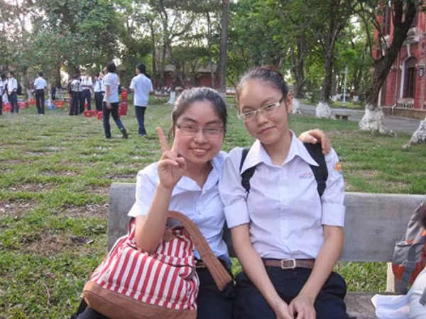 Bảo Ngọc (bìa phải) -cô học trò trường Quốc học Huế giỏi toàn diện.