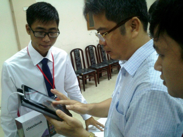Công dụng của SGK điện tử được nhiều người dùng đánh giá cao, hiện sách đang được triển khai thi điểm tại hơn 100 trường từ cấp Tiểu học tới THPT trong cả nước. Ảnh Xuân Trung Công dụng của SGK điện tử được nhiều người dùng đánh giá cao, hiện sách đang được triển khai thi điểm tại hơn 100 trường từ cấp Tiểu học tới THPT trong cả nước. Ảnh Xuân Trung