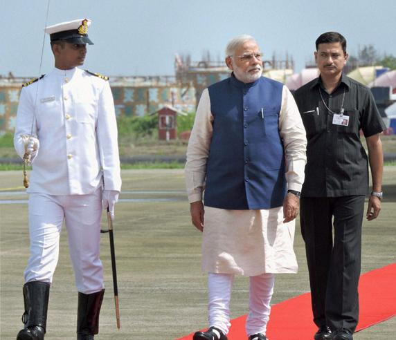 Thủ tướng Ấn Độ Narendra Modi thị sát tàu sân bay INS Vikramaditya Thủ tướng Ấn Độ Narendra Modi thị sát tàu sân bay INS Vikramaditya