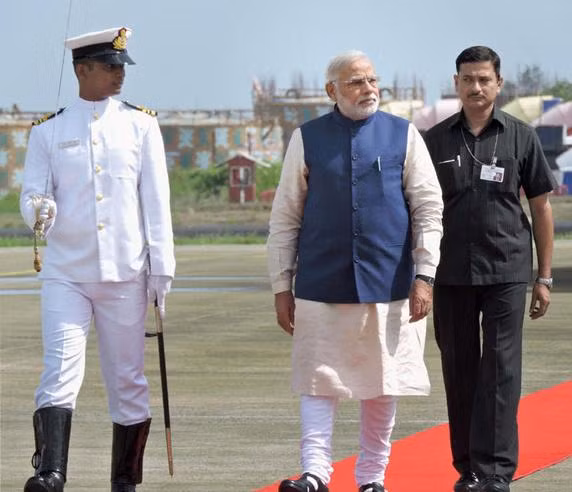 Thủ tướng Ấn Độ Narendra Modi thị sát tàu sân bay INS Vikramaditya