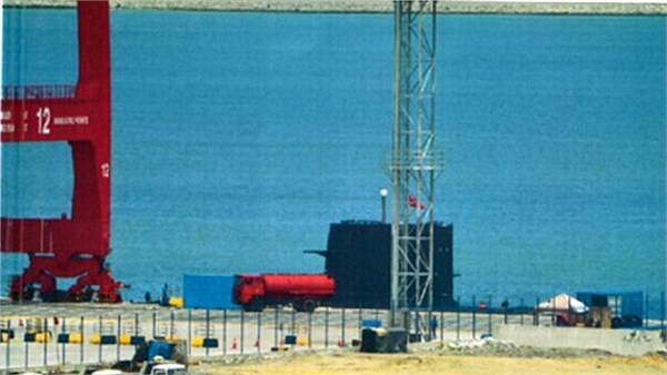 Hình ảnh tàu ngầm Type 039 Hải quân Trung Quốc ở Sri Lanka vào trung tuần tháng 9 năm 2014 (nguồn mạng Quan sát TQ) Hình ảnh tàu ngầm Type 039 Hải quân Trung Quốc ở Sri Lanka vào trung tuần tháng 9 năm 2014 (nguồn mạng Quan sát TQ)
