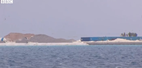 Trung Quốc đang "biến đá thành đảo" bất hợp pháp ở đá Gạc Ma (nguồn mạng sina Trung Quốc ngày 18 tháng 9 năm 2014)