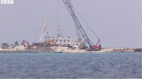 Trung Quốc đang "biến đá thành đảo" bất hợp pháp ở đá Gạc Ma (nguồn mạng sina Trung Quốc ngày 18 tháng 9 năm 2014)