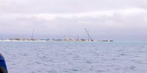 Trung Quốc đang "biến đá thành đảo" bất hợp pháp ở đá Gạc Ma (nguồn mạng sina Trung Quốc ngày 18 tháng 9 năm 2014)