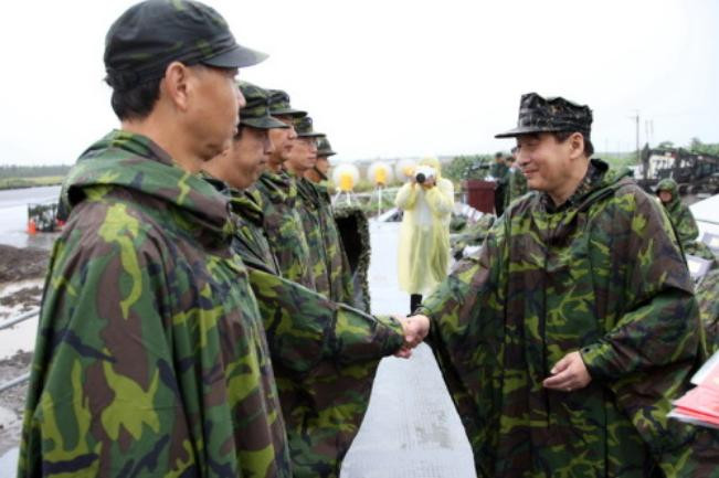 Quan chức cao cấp Đài Loan gặp lực lượng tham gia diễn tập Quan chức cao cấp Đài Loan gặp lực lượng tham gia diễn tập