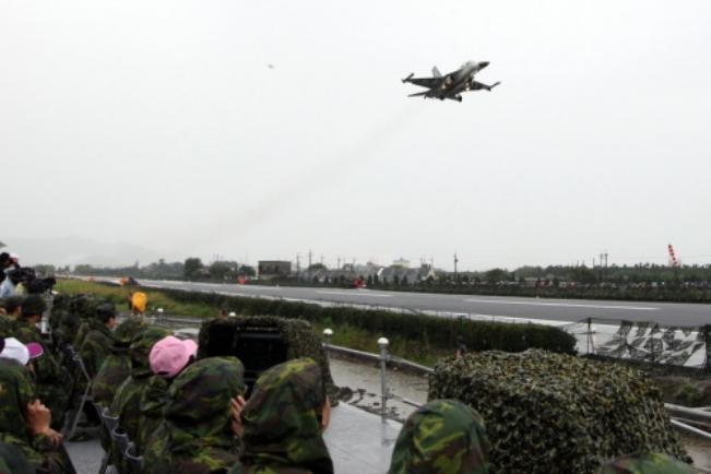 Máy bay chiến đấu IDF Quân đội Đài Loan hạ cánh trên đường ô tô Máy bay chiến đấu IDF Quân đội Đài Loan hạ cánh trên đường ô tô