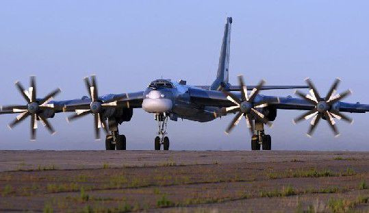 Máy bay ném bom chiến lược Tu-95 Nga