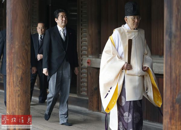 Thủ tướng Nhật Bản Shinzo Abe thăm đền Yasukuni (nguồn Tin tức Tham khảo, TQ) Thủ tướng Nhật Bản Shinzo Abe thăm đền Yasukuni (nguồn Tin tức Tham khảo, TQ)