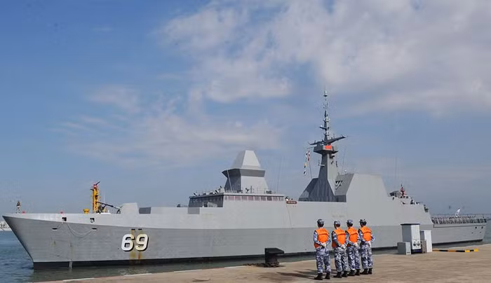 Tàu hộ vệ RSS Intrepid Hải quân Singapore thăm Hạm đội Nam Hải, Hải quân Trung Quốc