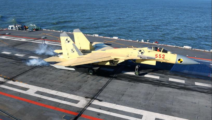 Máy bay chiến đấu J-15 trên tàu sân bay Liêu Ninh Máy bay chiến đấu J-15 trên tàu sân bay Liêu Ninh