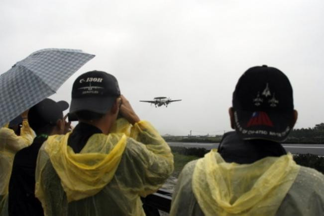 "Khán giả" xem máy bay Đài Loan diễn tập "Khán giả" xem máy bay Đài Loan diễn tập