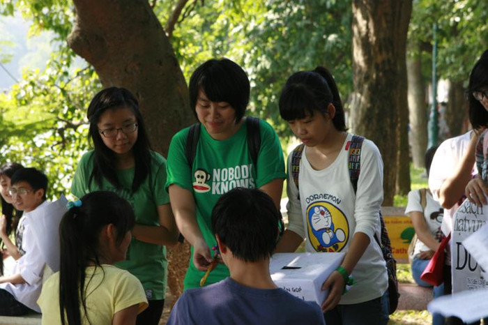 Một số bạn trẻ không tham gia hát nhưng rất nhiệt tình chia sẻ với mọi người về những dự định, hoạt động của dự án. Chùm ảnh: Tìm giải pháp cải thiện khả năng học hỏi của trẻ Chùm ảnh: Chủ tịch nước trồng cây lưu niệm tại Trường ĐH KHXH & NV Chùm ảnh: Học sinh Hà Nội co ro trong cái lạnh đầu mùa Một số bạn trẻ không tham gia hát nhưng rất nhiệt tình chia sẻ với mọi người về những dự định, hoạt động của dự án. Chùm ảnh: Tìm giải pháp cải thiện khả năng học hỏi của trẻ Chùm ảnh: Chủ tịch nước trồng cây lưu niệm tại Trường ĐH KHXH & NV Chùm ảnh: Học sinh Hà Nội co ro trong cái lạnh đầu mùa