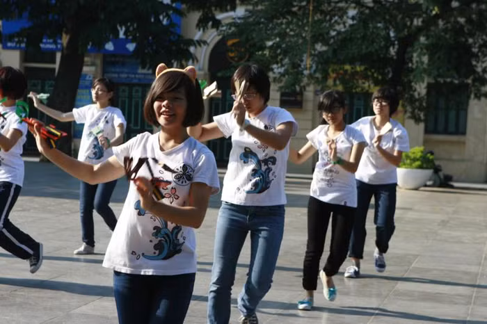 Các bạn trẻ tập nhảy, hát ở chân tượng đài Lý Thái Tổ. Chùm ảnh: Tìm giải pháp cải thiện khả năng học hỏi của trẻ Chùm ảnh: Chủ tịch nước trồng cây lưu niệm tại Trường ĐH KHXH & NV Chùm ảnh: Học sinh Hà Nội co ro trong cái lạnh đầu mùa