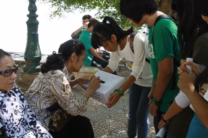 Bởi chính sự chân thành của các bạn đã làm cảm động nhiều trái tim của mọi người. Nhiều bác còn ký vào hộp khuyên góp cho các bạn. Chùm ảnh: Tìm giải pháp cải thiện khả năng học hỏi của trẻ Chùm ảnh: Chủ tịch nước trồng cây lưu niệm tại Trường ĐH KHXH & NV Chùm ảnh: Học sinh Hà Nội co ro trong cái lạnh đầu mùa