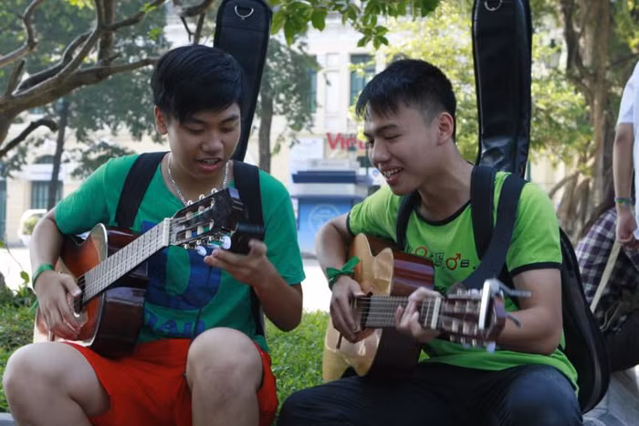 Có rất nhiều cây ghita tham gia chương trình du ca của tổ dự án Tủ sách hạt vừng. Các bạn trẻ đều rất nhiệt huyết, say sưa tập luyện. Chùm ảnh: Tìm giải pháp cải thiện khả năng học hỏi của trẻ Chùm ảnh: Chủ tịch nước trồng cây lưu niệm tại Trường ĐH KHXH & NV Chùm ảnh: Học sinh Hà Nội co ro trong cái lạnh đầu mùa