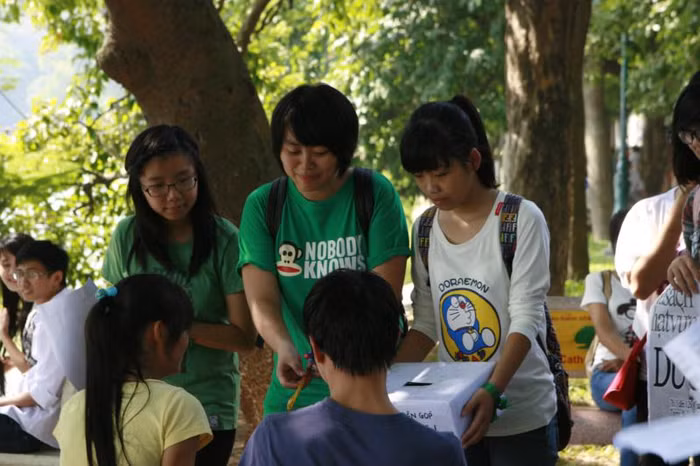 Một số bạn trẻ không tham gia hát nhưng rất nhiệt tình chia sẻ với mọi người về những dự định, hoạt động của dự án. Chùm ảnh: Tìm giải pháp cải thiện khả năng học hỏi của trẻ Chùm ảnh: Chủ tịch nước trồng cây lưu niệm tại Trường ĐH KHXH & NV Chùm ảnh: Học sinh Hà Nội co ro trong cái lạnh đầu mùa