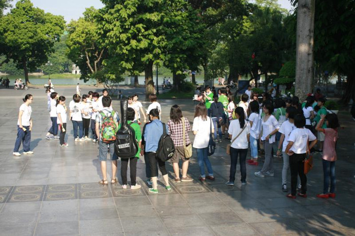 Sáng 16/9, tại Công viên Thống Nhất và Hồ Hoàn Kiếm, các em học sinh của câu lạc bộ Tủ sách hạt vừng đã tổ chức du ca đường phố. Chương trình đã thu hút được gần 150 bạn học sinh trong địa bàn thành phố Hà Nội. Các bạn trẻ tập trung lúc hơn 7h nhằm hoàn tất những khâu chuẩn bị về nhạc, đạo cụ để hát du ca tốt hơn. Số tiền thu được sẽ được sẽ dành để mua quà, mua bánh kẹo trong đêm trung thu sắp tới cho các em nhỏ còn khó khăn. Chùm ảnh: Tìm giải pháp cải thiện khả năng học hỏi của trẻ Chùm ảnh: Chủ tịch nước trồng cây lưu niệm tại Trường ĐH KHXH & NV Chùm ảnh: Học sinh Hà Nội co ro trong cái lạnh đầu mùa Sáng 16/9, tại Công viên Thống Nhất và Hồ Hoàn Kiếm, các em học sinh của câu lạc bộ Tủ sách hạt vừng đã tổ chức du ca đường phố. Chương trình đã thu hút được gần 150 bạn học sinh trong địa bàn thành phố Hà Nội. Các bạn trẻ tập trung lúc hơn 7h nhằm hoàn tất những khâu chuẩn bị về nhạc, đạo cụ để hát du ca tốt hơn. Số tiền thu được sẽ được sẽ dành để mua quà, mua bánh kẹo trong đêm trung thu sắp tới cho các em nhỏ còn khó khăn. Chùm ảnh: Tìm giải pháp cải thiện khả năng học hỏi của trẻ Chùm ảnh: Chủ tịch nước trồng cây lưu niệm tại Trường ĐH KHXH & NV Chùm ảnh: Học sinh Hà Nội co ro trong cái lạnh đầu mùa