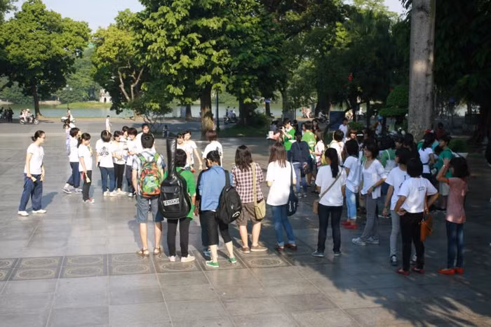 Sáng 16/9, tại Công viên Thống Nhất và Hồ Hoàn Kiếm, các em học sinh của câu lạc bộ Tủ sách hạt vừng đã tổ chức du ca đường phố. Chương trình đã thu hút được gần 150 bạn học sinh trong địa bàn thành phố Hà Nội. Các bạn trẻ tập trung lúc hơn 7h nhằm hoàn tất những khâu chuẩn bị về nhạc, đạo cụ để hát du ca tốt hơn. Số tiền thu được sẽ được sẽ dành để mua quà, mua bánh kẹo trong đêm trung thu sắp tới cho các em nhỏ còn khó khăn. Chùm ảnh: Tìm giải pháp cải thiện khả năng học hỏi của trẻ Chùm ảnh: Chủ tịch nước trồng cây lưu niệm tại Trường ĐH KHXH & NV Chùm ảnh: Học sinh Hà Nội co ro trong cái lạnh đầu mùa