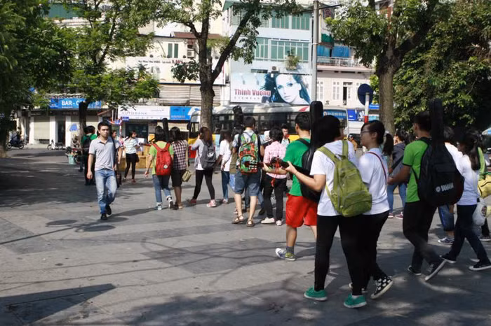 Các bạn trẻ đi vòng quanh công viên Thống Nhất và bờ hồ Hoàn Kiếm. Sự xuất hiện của các bạn trẻ đã gây chú ý với nhiều người. Chùm ảnh: Tìm giải pháp cải thiện khả năng học hỏi của trẻ Chùm ảnh: Chủ tịch nước trồng cây lưu niệm tại Trường ĐH KHXH & NV Chùm ảnh: Học sinh Hà Nội co ro trong cái lạnh đầu mùa