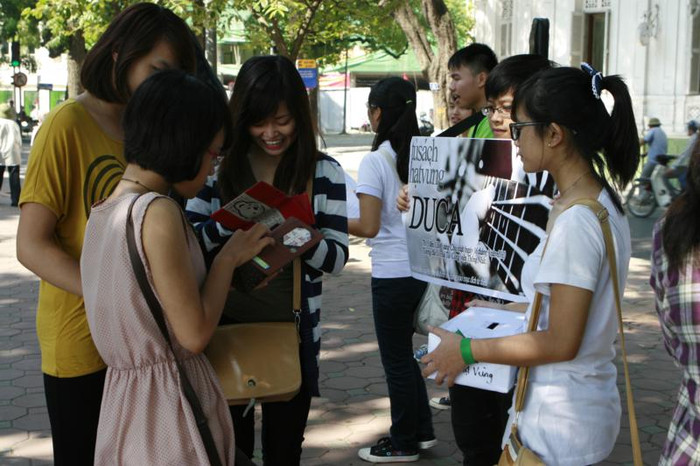 Có không ít những bạn trẻ đi chơi quanh hồ Hoàn Kiếm đã nhiệt tình ủng hộ các em học sinh này. Chùm ảnh: Tìm giải pháp cải thiện khả năng học hỏi của trẻ Chùm ảnh: Chủ tịch nước trồng cây lưu niệm tại Trường ĐH KHXH & NV Chùm ảnh: Học sinh Hà Nội co ro trong cái lạnh đầu mùa Có không ít những bạn trẻ đi chơi quanh hồ Hoàn Kiếm đã nhiệt tình ủng hộ các em học sinh này. Chùm ảnh: Tìm giải pháp cải thiện khả năng học hỏi của trẻ Chùm ảnh: Chủ tịch nước trồng cây lưu niệm tại Trường ĐH KHXH & NV Chùm ảnh: Học sinh Hà Nội co ro trong cái lạnh đầu mùa