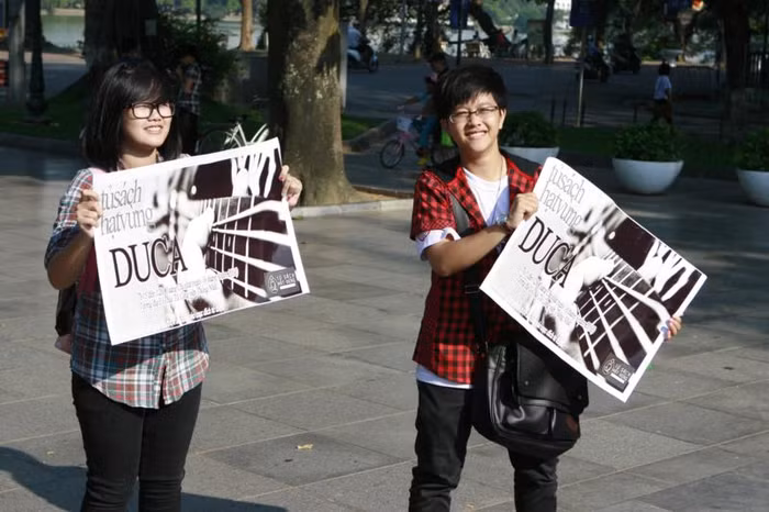 Tấm poster thể hiện được tinh thần tình nguyện của các thành viên trong nhóm. Chùm ảnh: Tìm giải pháp cải thiện khả năng học hỏi của trẻ Chùm ảnh: Chủ tịch nước trồng cây lưu niệm tại Trường ĐH KHXH & NV Chùm ảnh: Học sinh Hà Nội co ro trong cái lạnh đầu mùa