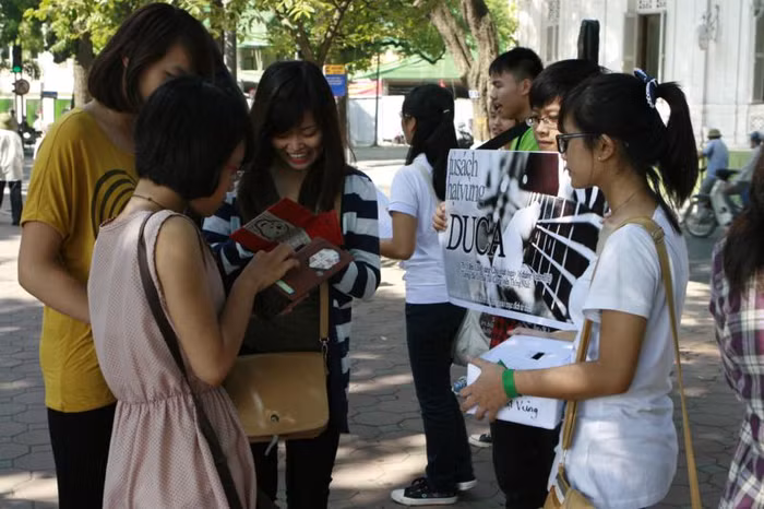 Có không ít những bạn trẻ đi chơi quanh hồ Hoàn Kiếm đã nhiệt tình ủng hộ các em học sinh này. Chùm ảnh: Tìm giải pháp cải thiện khả năng học hỏi của trẻ Chùm ảnh: Chủ tịch nước trồng cây lưu niệm tại Trường ĐH KHXH & NV Chùm ảnh: Học sinh Hà Nội co ro trong cái lạnh đầu mùa
