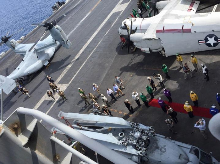 Ngày 5 tháng 11 năm 2015, Bộ trưởng Quốc phòng Mỹ Ashton B. Carter và Bộ trưởng Quốc phòng Malaysia Hishammuddin Hussein lên tàu sân bay USS Theodore Roosevelt trên Biển Đông