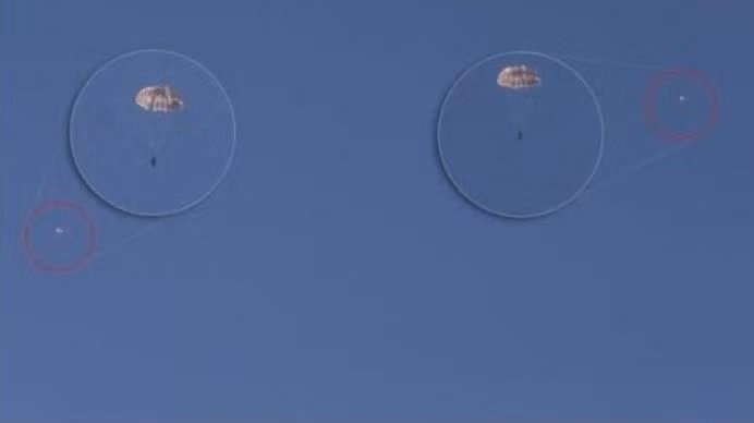 Hình ảnh 2 phi công Nga nhảy ra khỏi máy bay khi chiếc Su-24 Nga bị Thổ Nhĩ Kỳ bắn hạ