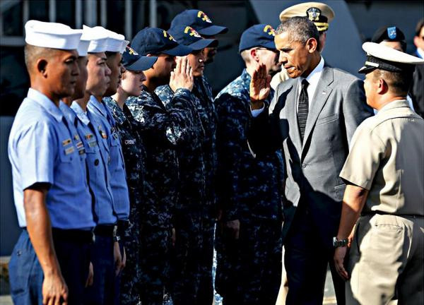 Ngày 17 tháng 11 năm 2015, Tổng thống Mỹ Barack Obama đến thăm tàu chỉ huy BRP Gregorio del Pilar của Hải quân Philippines, biểu tượng cho sự viện trợ của Mỹ đối với Philippines. Ngày 17 tháng 11 năm 2015, Tổng thống Mỹ Barack Obama đến thăm tàu chỉ huy BRP Gregorio del Pilar của Hải quân Philippines, biểu tượng cho sự viện trợ của Mỹ đối với Philippines.