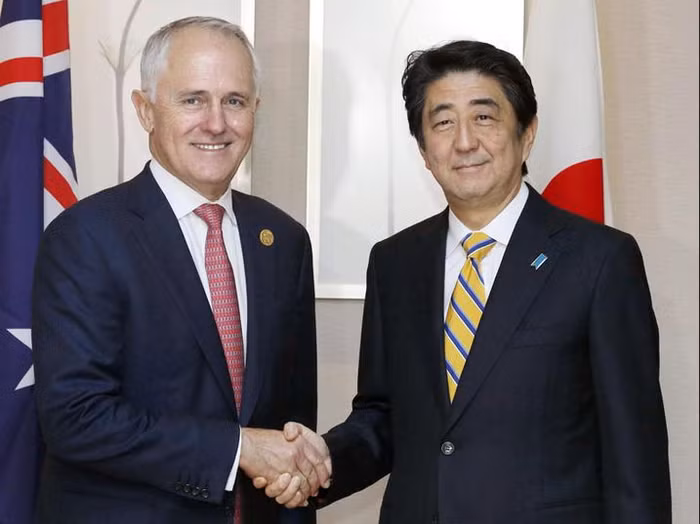 Ngày 15 tháng 11 năm 2015, tại Thổ Nhĩ Kỳ, Thủ tướng Nhật Bản Shinzo Abe và Thủ tướng Australia Malcolm Turnbull gặp gỡ bên lề Hội nghị thượng đỉnh G20 Ngày 15 tháng 11 năm 2015, tại Thổ Nhĩ Kỳ, Thủ tướng Nhật Bản Shinzo Abe và Thủ tướng Australia Malcolm Turnbull gặp gỡ bên lề Hội nghị thượng đỉnh G20