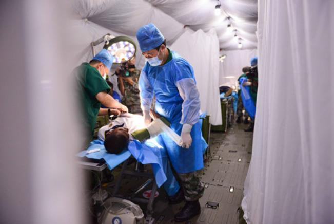 Tàu khu trục Lan Châu số hiệu 170 Type 052C, Hạm đội Nam Hải, Hải quân Trung Quốc tham gia diễn tập với Hải quân Malaysia ở eo biển Malacca (nguồn mạng sina Trung Quốc) Tàu khu trục Lan Châu số hiệu 170 Type 052C, Hạm đội Nam Hải, Hải quân Trung Quốc tham gia diễn tập với Hải quân Malaysia ở eo biển Malacca (nguồn mạng sina Trung Quốc)