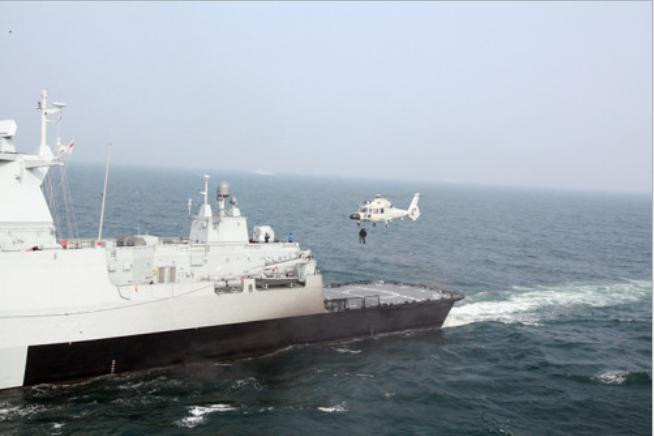 Tàu khu trục Lan Châu số hiệu 170 Type 052C, Hạm đội Nam Hải, Hải quân Trung Quốc tham gia diễn tập với Hải quân Malaysia ở eo biển Malacca (nguồn mạng sina Trung Quốc) Tàu khu trục Lan Châu số hiệu 170 Type 052C, Hạm đội Nam Hải, Hải quân Trung Quốc tham gia diễn tập với Hải quân Malaysia ở eo biển Malacca (nguồn mạng sina Trung Quốc)