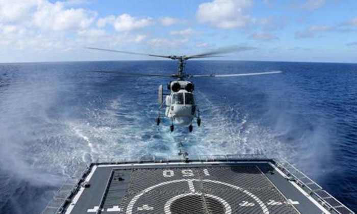 Từ ngày 17 đến ngày 19 tháng 11 năm 2015, cả 3 hạm đội lớn của Hải quân Trung Quốc gồm Hạm đội Bắc Hải, Hạm đội Đông Hải và Hạm đội Nam Hải đã tụ tập ở Biển Đông tiến hành tập trận săn ngầm và đổ bộ quy mô lớn. Trong hình là tàu khu trục tên lửa Trường Xuân số hiệu 150 Type 052C cùng với máy bay trực thăng săn ngầm Ka-28 thuộc Hạm đội Đông Hải, Hải quân Trung Quốc tham gia diễn tập săn ngầm.