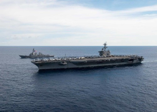 Tàu sân bay USS Theodore Roosevelt và tàu khu trục USS Lassen Hải quân Mỹ trên Biển Đông (nguồn mạng sina Trung Quốc) Tàu sân bay USS Theodore Roosevelt và tàu khu trục USS Lassen Hải quân Mỹ trên Biển Đông (nguồn mạng sina Trung Quốc)