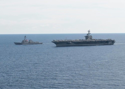 Tàu sân bay USS Theodore Roosevelt và tàu USS Lassen Hải quân Mỹ trên Biển Đông (nguồn mạng sina Trung Quốc) Tàu sân bay USS Theodore Roosevelt và tàu USS Lassen Hải quân Mỹ trên Biển Đông (nguồn mạng sina Trung Quốc)