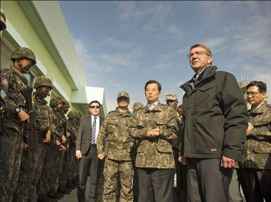 Bộ trưởng Quốc phòng Mỹ trong chuyến thăm Hàn Quốc ngày 2 tháng 11 năm 2015 Bộ trưởng Quốc phòng Mỹ trong chuyến thăm Hàn Quốc ngày 2 tháng 11 năm 2015