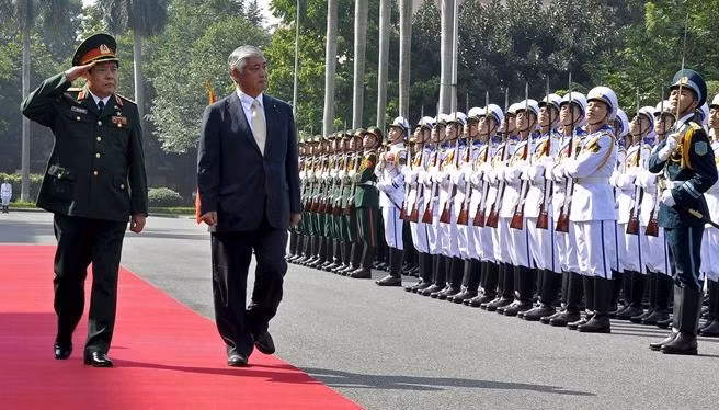 Bộ trưởng Quốc phòng, Đại tướng Phùng Quanh Thanh cùng người đồng cấp Nhật Bản duyệt đội danh dự tại lễ đón Bộ trưởng Quốc phòng, Đại tướng Phùng Quanh Thanh cùng người đồng cấp Nhật Bản duyệt đội danh dự tại lễ đón