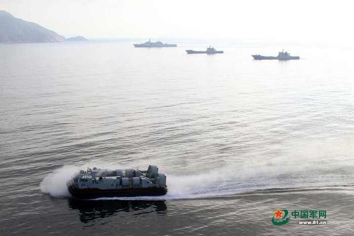 Hải quân Trung Quốc thường xuyên tiến hành tập trận khoa mục tấn công - đánh chiếm đảo đá trên Biển Đông, ý đồ không nói cũng rõ, càng cho thấy Việt Nam không bao giờ mất cảnh giác về mưu đồ của họ trên Biển Đông. Hải quân Trung Quốc thường xuyên tiến hành tập trận khoa mục tấn công - đánh chiếm đảo đá trên Biển Đông, ý đồ không nói cũng rõ, càng cho thấy Việt Nam không bao giờ mất cảnh giác về mưu đồ của họ trên Biển Đông.