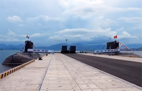 Ở căn cứ tàu ngầm vịnh Cam Ranh, Việt Nam (nguồn mạng sina Trung Quốc ngày 6 tháng 11 năm 2015) Ở căn cứ tàu ngầm vịnh Cam Ranh, Việt Nam (nguồn mạng sina Trung Quốc ngày 6 tháng 11 năm 2015)