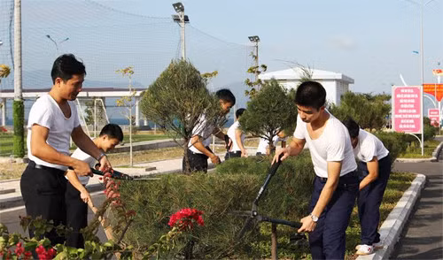 Ở căn cứ tàu ngầm vịnh Cam Ranh, Việt Nam (nguồn mạng sina Trung Quốc ngày 6 tháng 11 năm 2015) Ở căn cứ tàu ngầm vịnh Cam Ranh, Việt Nam (nguồn mạng sina Trung Quốc ngày 6 tháng 11 năm 2015)