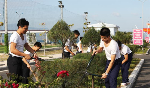 Ở căn cứ tàu ngầm vịnh Cam Ranh, Việt Nam (nguồn mạng sina Trung Quốc ngày 6 tháng 11 năm 2015) Ở căn cứ tàu ngầm vịnh Cam Ranh, Việt Nam (nguồn mạng sina Trung Quốc ngày 6 tháng 11 năm 2015)