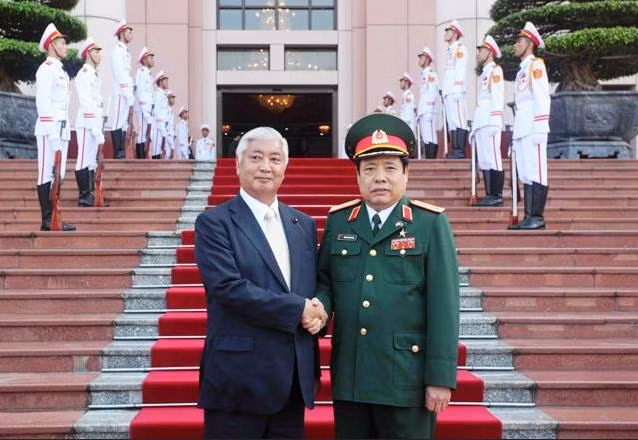 Từ ngày 5 đến ngày 6 tháng 11 năm 2015, Bộ trưởng Quốc phòng Nhật Bản Gen Nakatani thăm Việt Nam, trong chuyến thăm ông có ghé thăm vịnh Cam Ranh và hai bên đạt được thỏa thuận cho phép tàu chiến Nhật Bản tiếp cận vịnh Cam Ranh để tiến hành tiếp tế.