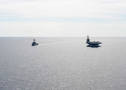 Tàu sân bay USS Theodore Roosevelt và tàu USS Lassen Hải quân Mỹ trên Biển Đông (nguồn mạng sina Trung Quốc) Tàu sân bay USS Theodore Roosevelt và tàu USS Lassen Hải quân Mỹ trên Biển Đông (nguồn mạng sina Trung Quốc)