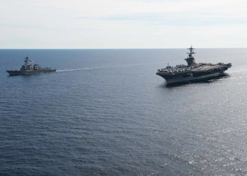 Tàu sân bay USS Theodore Roosevelt và tàu USS Lassen Hải quân Mỹ trên Biển Đông (nguồn mạng sina Trung Quốc) Tàu sân bay USS Theodore Roosevelt và tàu USS Lassen Hải quân Mỹ trên Biển Đông (nguồn mạng sina Trung Quốc)