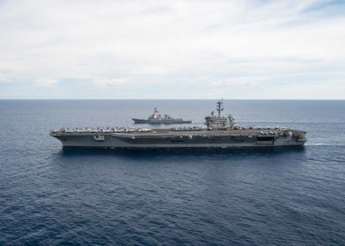 Tàu sân bay USS Theodore Roosevelt và tàu USS Lassen Hải quân Mỹ trên Biển Đông (nguồn mạng sina Trung Quốc) Tàu sân bay USS Theodore Roosevelt và tàu USS Lassen Hải quân Mỹ trên Biển Đông (nguồn mạng sina Trung Quốc)